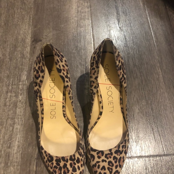 SOLD Leopard pumps - Picture 3 of 3